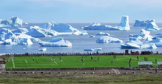 বরফের দেশে বলের উষ্ণতা: গ্রিনল্যান্ডে ফুটবলেই মানুষের একতা ও ভালোবাসা